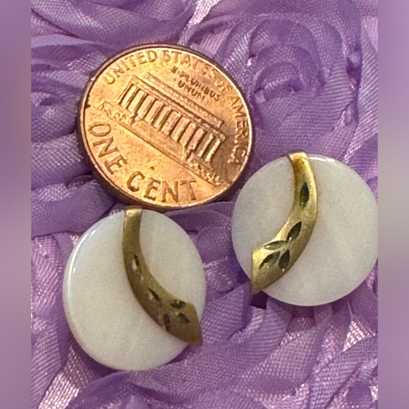 Mother of pearl disc earrings w/ 14k gold diamond- cut accents & posts - Picture 2 of 6